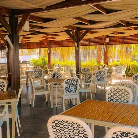 Готель Dream World &