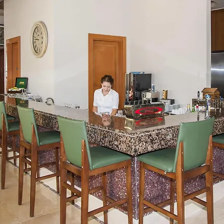 Готель Dream World &